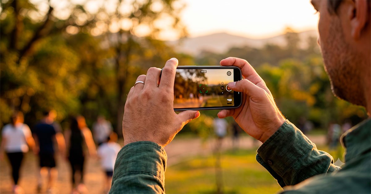 Pessoa fotografando com smartphone destacando qualidade da câmera do celular