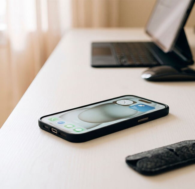 Smartphone moderno sobre mesa branca representando guia de compra de celular em 2026