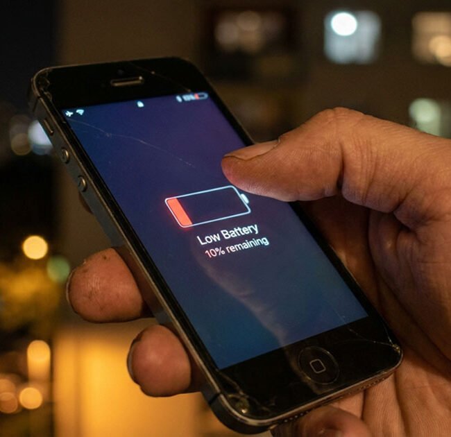 celular com bateria fraca e sinais de desgaste