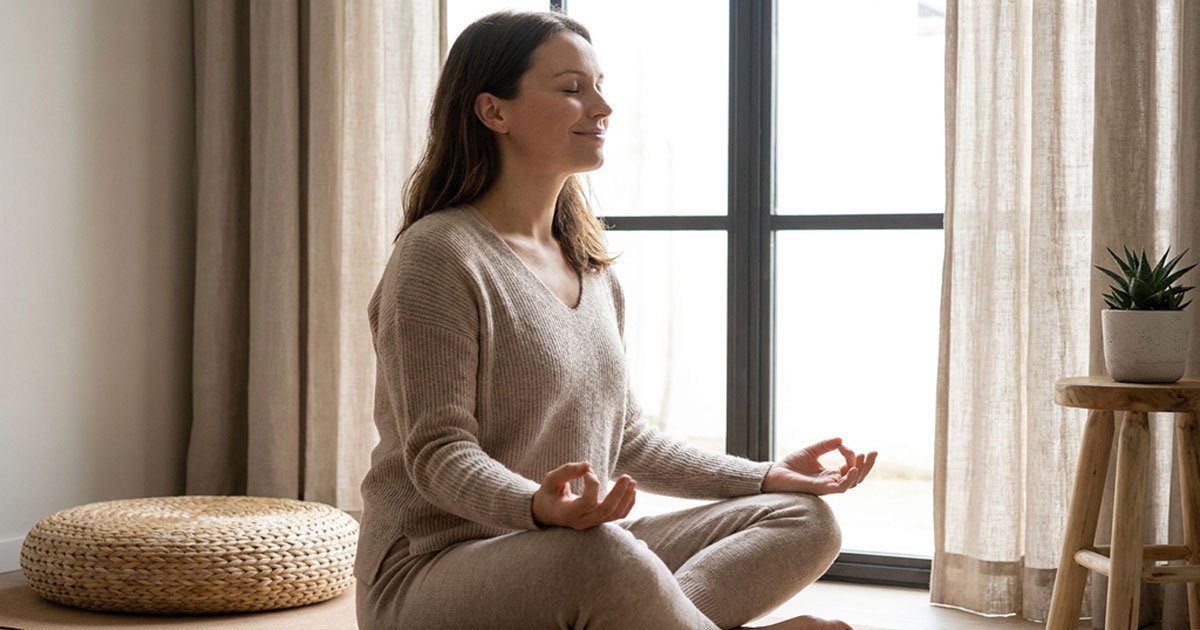 mulher meditando durante a rotina matinal